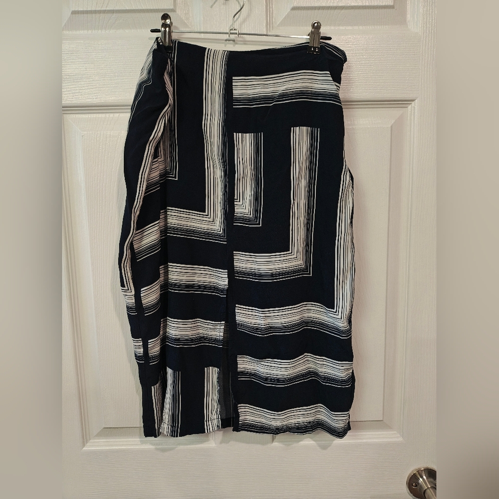 💥 Bundle 8 for $25 💥 Le Chateau Navy and White Skirt